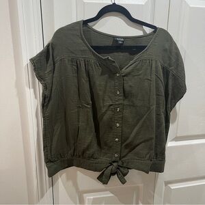 🩷 ana green round neck short sleeve button up tie hem top